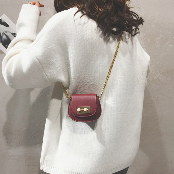 Väike metallkinnitusega kunstnahast kott