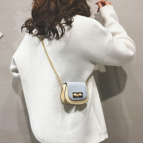 Väike metallkinnitusega kunstnahast kott