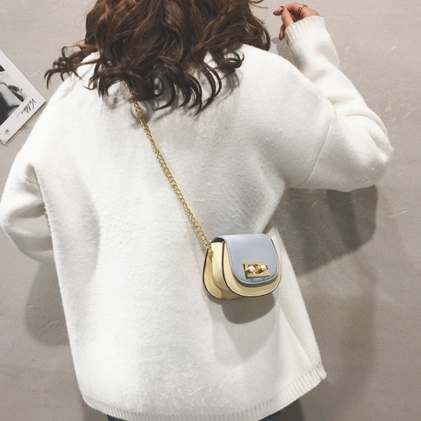 Väike metallkinnitusega kunstnahast kott