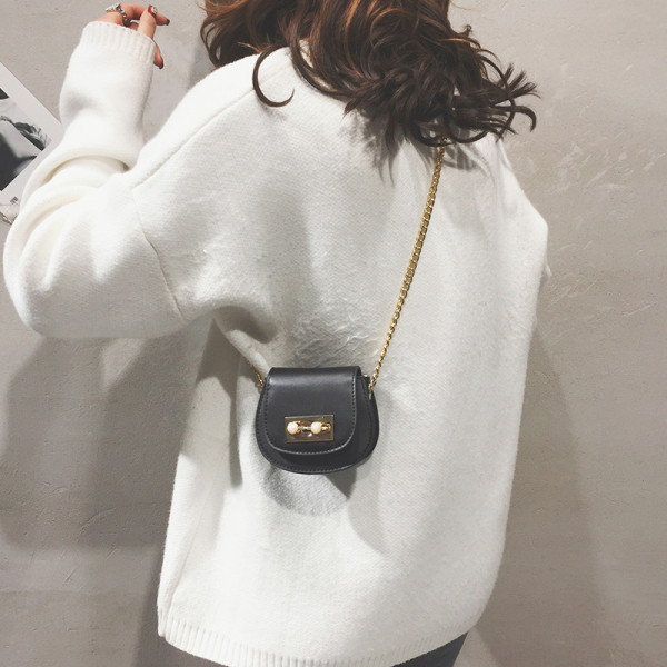 Väike metallkinnitusega kunstnahast kott