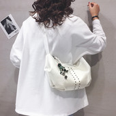 Naiste kott ripatsi ja pika nahast sangaga