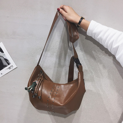 Naiste kott ripatsi ja pika nahast sangaga