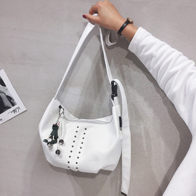 Naiste kott ripatsi ja pika nahast sangaga