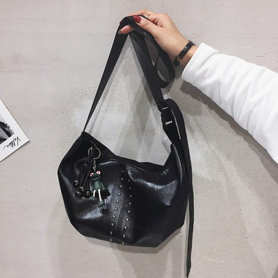 Naiste kott ripatsi ja pika nahast sangaga