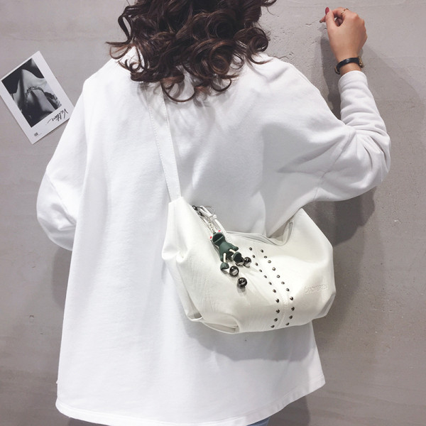 Naiste kott ripatsi ja pika nahast sangaga