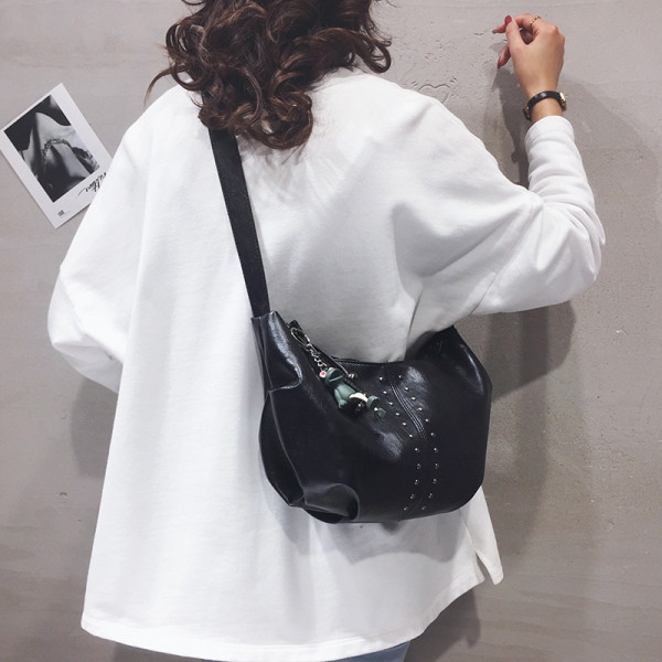 Naiste kott ripatsi ja pika nahast sangaga