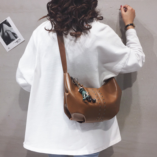 Naiste kott ripatsi ja pika nahast sangaga