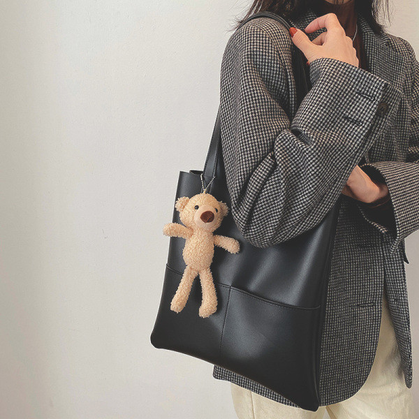 Изчистен модел дамска кожена чанта с 3D елемент 