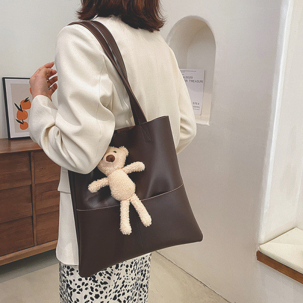 Изчистен модел дамска кожена чанта с 3D елемент 