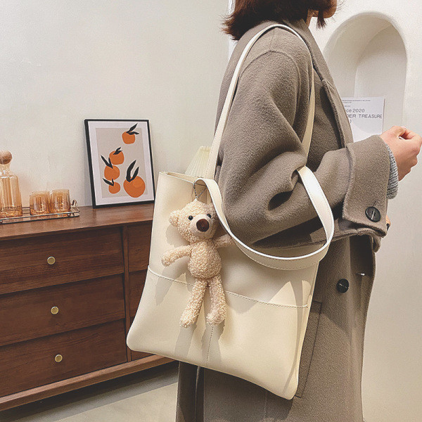 Изчистен модел дамска кожена чанта с 3D елемент 