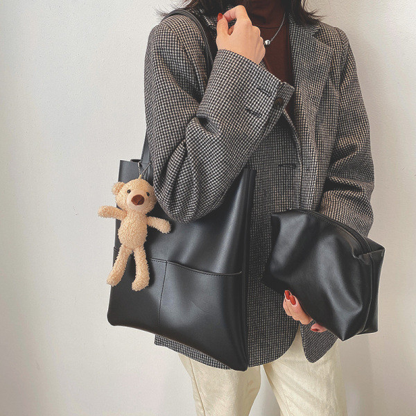 Изчистен модел дамска кожена чанта с 3D елемент 