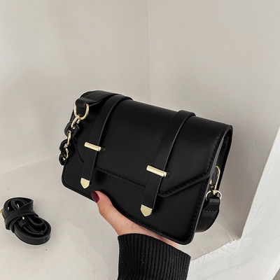 Κομψή γυναικεία τσάντα από έκο δέρμα με μεταλλική αλυσίδα