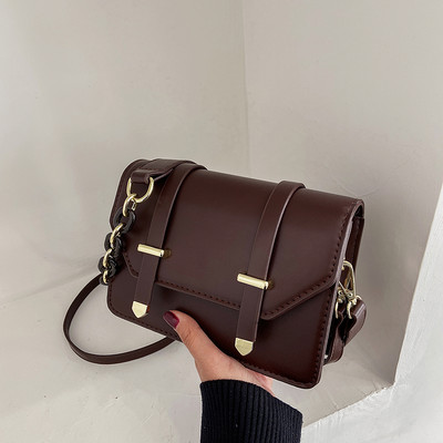 Κομψή γυναικεία τσάντα από έκο δέρμα με μεταλλική αλυσίδα