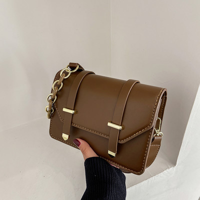 Κομψή γυναικεία τσάντα από έκο δέρμα με μεταλλική αλυσίδα