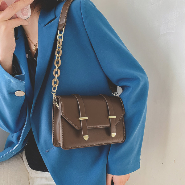 Κομψή γυναικεία τσάντα από έκο δέρμα με μεταλλική αλυσίδα