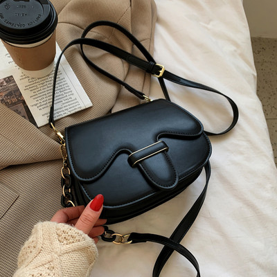 Női bőrtáska fémlánccal, négy színben