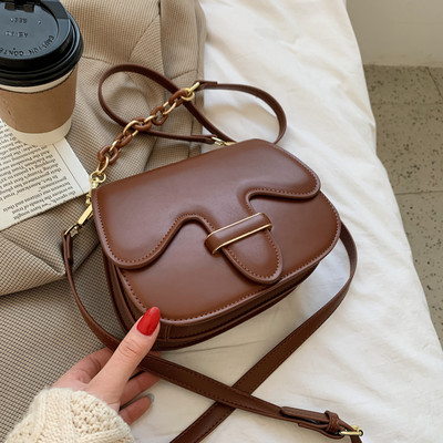 Női bőrtáska fémlánccal, négy színben