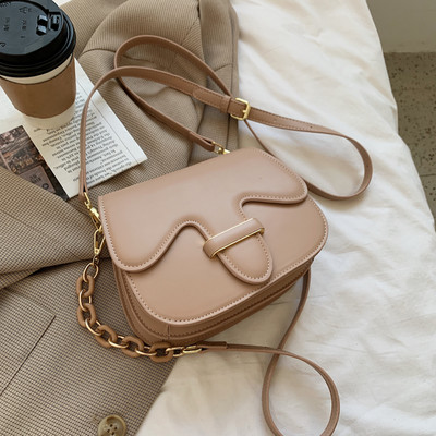 Női bőrtáska fémlánccal, négy színben