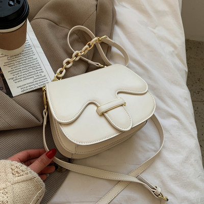 Női bőrtáska fémlánccal, négy színben