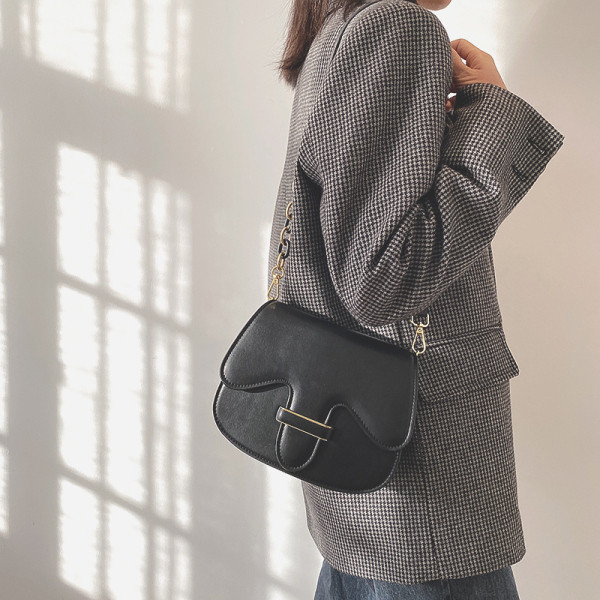 Női bőrtáska fémlánccal, négy színben