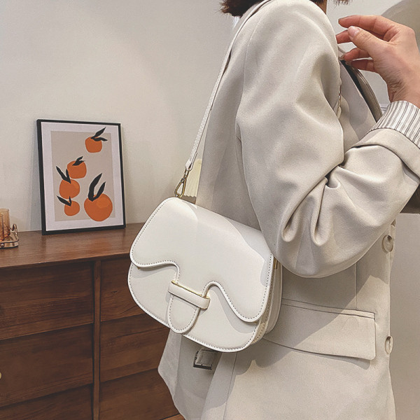 Női bőrtáska fémlánccal, négy színben