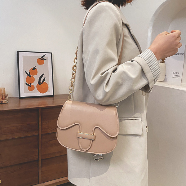 Női bőrtáska fémlánccal, négy színben