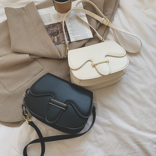 Női bőrtáska fémlánccal, négy színben