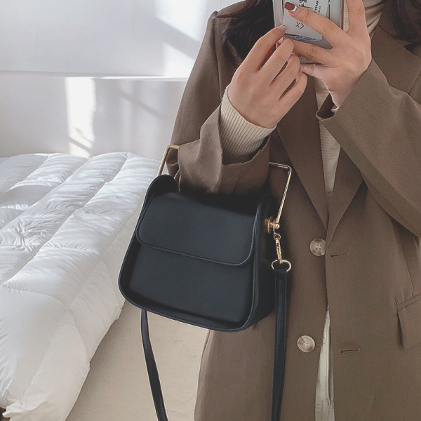 Sima modell bőr kézitáska fém fogantyúval