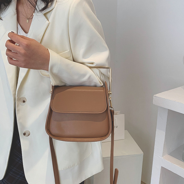 Sima modell bőr kézitáska fém fogantyúval