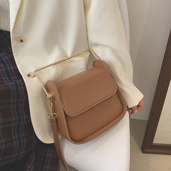 Sima modell bőr kézitáska fém fogantyúval