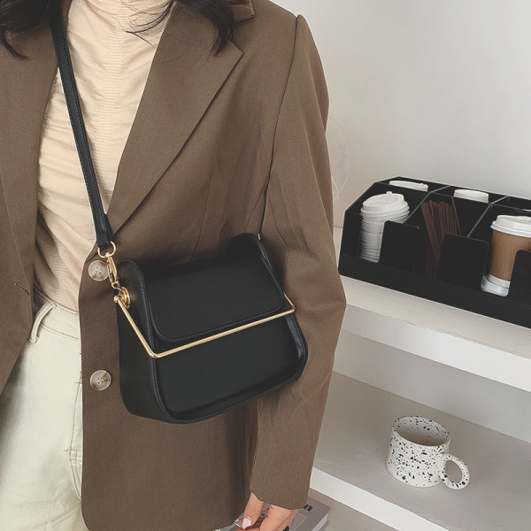 Sima modell bőr kézitáska fém fogantyúval