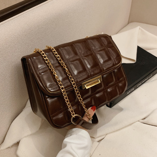 Naiste väike metallist kinnitusega kunstnahast kott