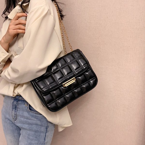 Naiste väike metallist kinnitusega kunstnahast kott