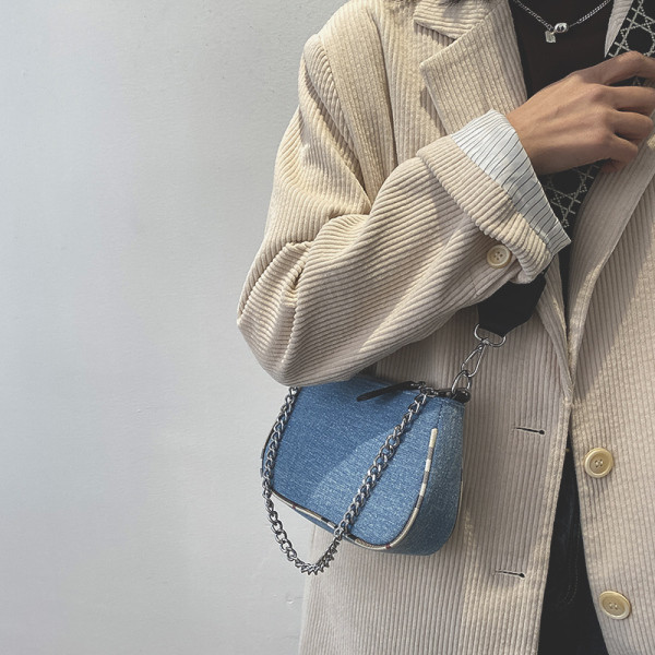 Moderna ženska torba s metalnim lancem i tekstilnom ručkom