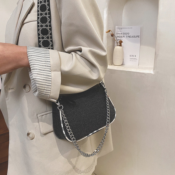 Moderna ženska torba s metalnim lancem i tekstilnom ručkom