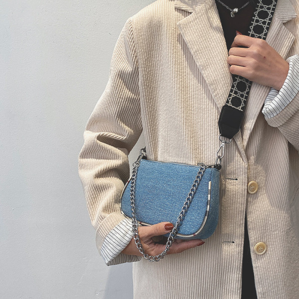 Moderna ženska torba s metalnim lancem i tekstilnom ručkom
