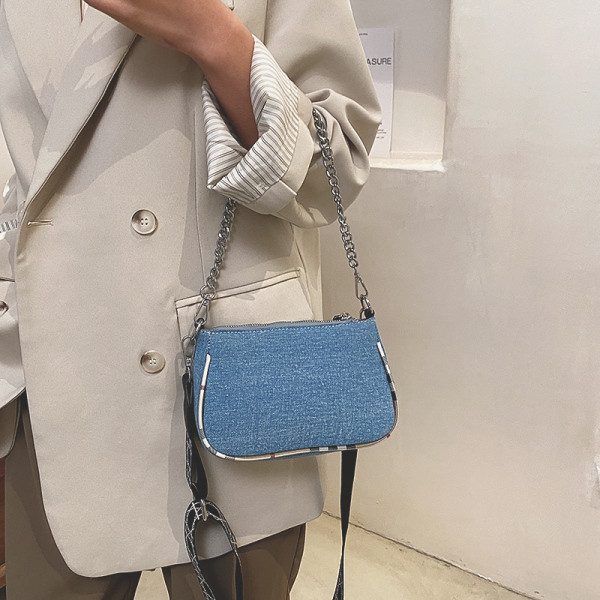 Moderna ženska torba s metalnim lancem i tekstilnom ručkom
