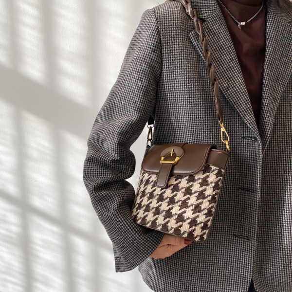 Stiilne pandlaga naistekott – mitmes värvitoonis