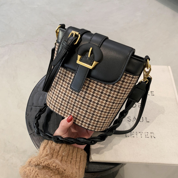 Stiilne pandlaga naistekott – mitmes värvitoonis