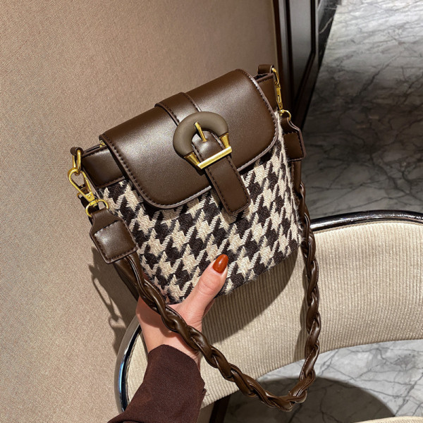 Stiilne pandlaga naistekott – mitmes värvitoonis