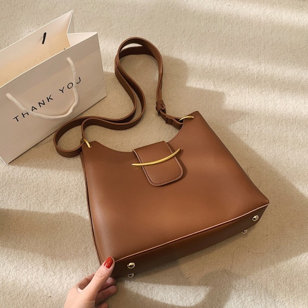 Női bőr táska csattal - három színben