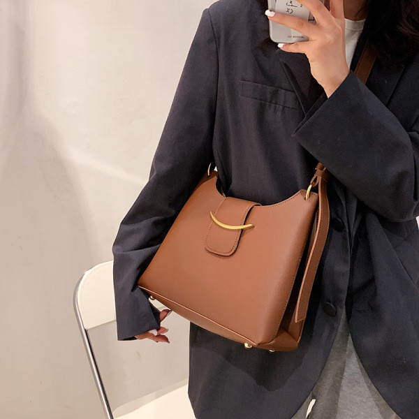 Női bőr táska csattal - három színben