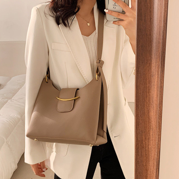 Női bőr táska csattal - három színben