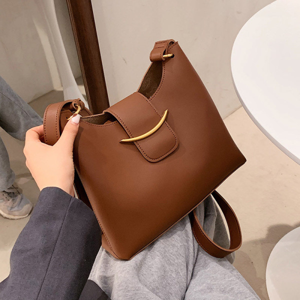 Női bőr táska csattal - három színben