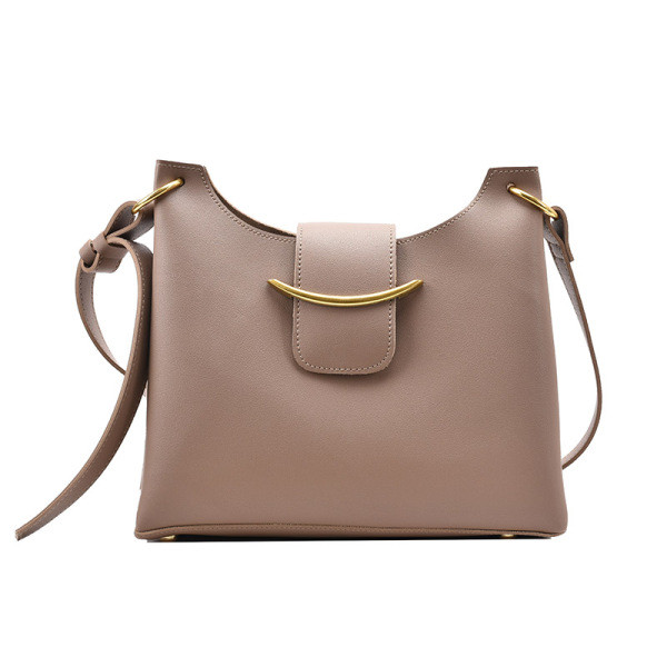 Női bőr táska csattal - három színben