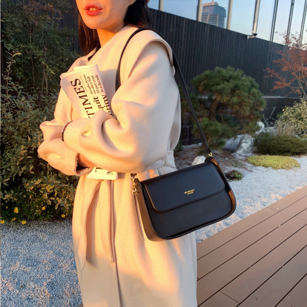 Uue mudeli väike nahast õlakott