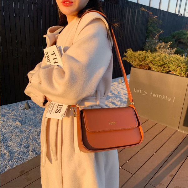 Uue mudeli väike nahast õlakott