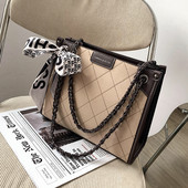 Stílusos kézitáska szalaggal és lánccal