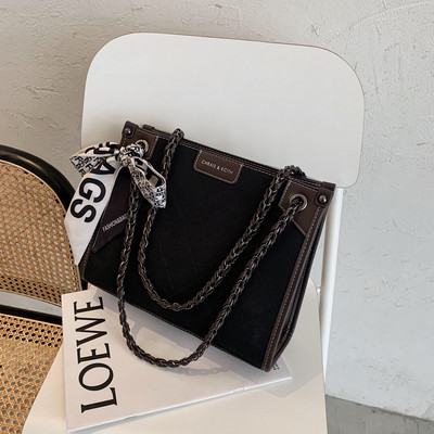 Stílusos kézitáska szalaggal és lánccal