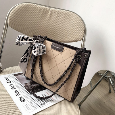 Stílusos kézitáska szalaggal és lánccal